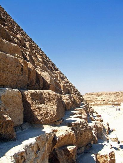 ピラミッドは一つ一つが巨大な岩